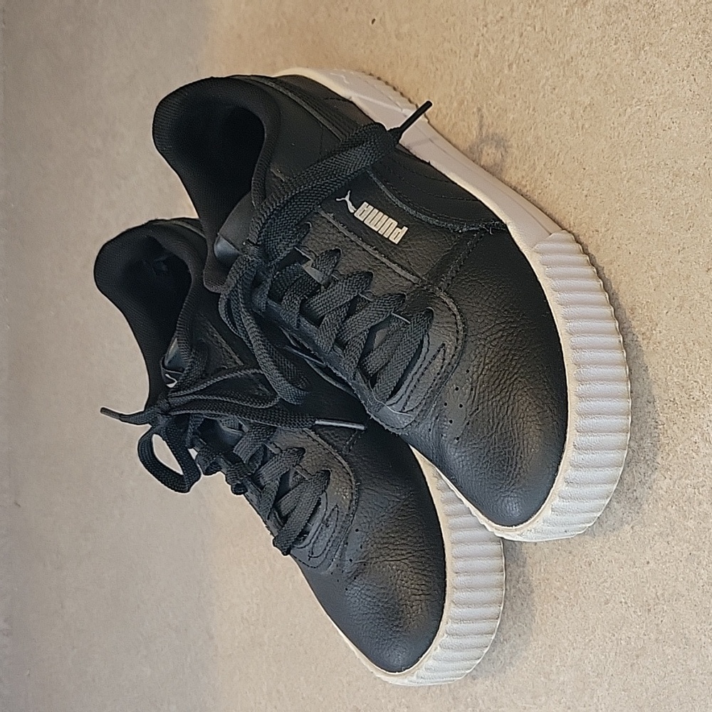 Puma Carina Sneaker - Size 6 women’s